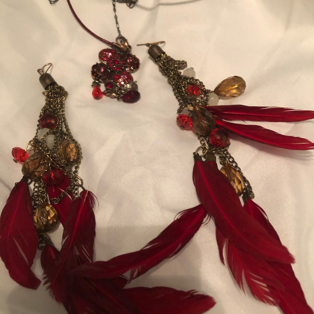 7 plus items Brooks brothers tie v
mutilple  necklaces and bracelet